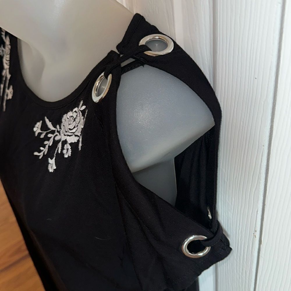 Cable & Gauge Black Peep Shoulder Flower Embroidered Top Blouse Shirt Medium NWT - Picture 3 of 6